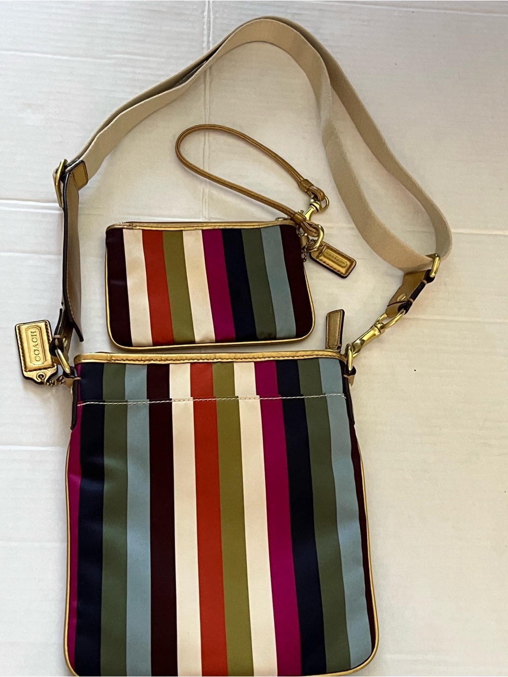 COACH LEGACY JULIA 2 pc MATCHING TAG SET. CROSSBODY & WRISTLET w GOLD TRIM EUC - Picture 4 of 16